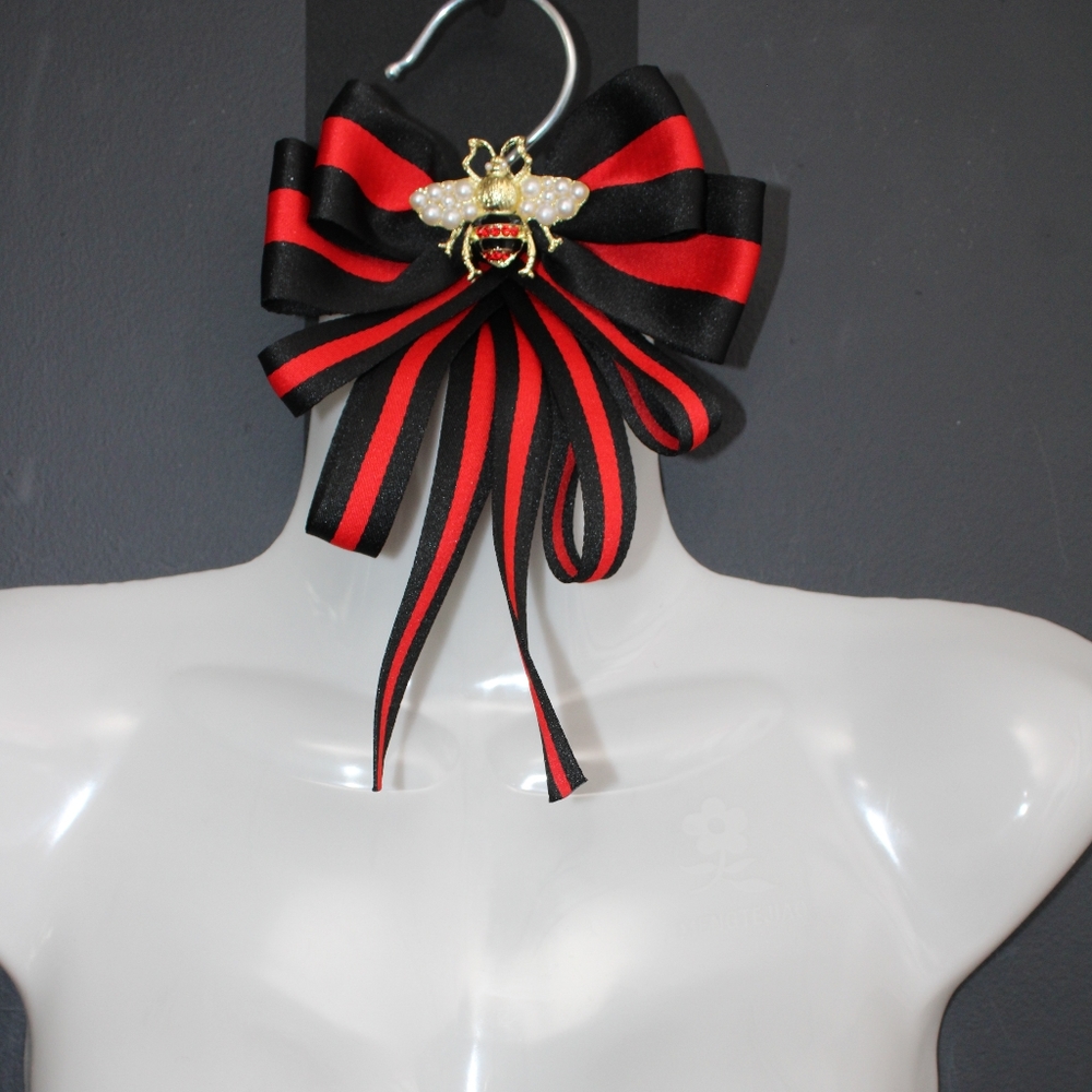 NWOT Inspired Bee Brooch